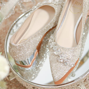 รองเท้าแต่งงานส้นกลางประดับคริสตัลสไตล์เจ้าสาว รองเท้าแตะแบบสวมสบายสำหรับผู้หญิงตั้งครรภ์ รองเท้าส้นสูงประดับเลื่อมสำหรับฤดูร้อน