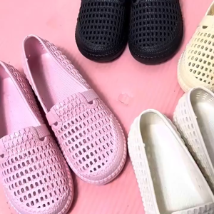 Giày Nhựa Nữ Dẻo Đế Êm Đục Lỗ Thoáng Chân Giày Đế Bằng Đúc Nguyên Khối Mang Đi Mưa Đi Biển