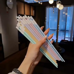 Đũa Trái Tim Vỉ 5 Đôi 5 Màu Dễ Thương Chịu Nhiệt Độ Cao Chống Trượt Sợi Thủy Tinh Kháng Khuẩn