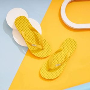 รองเท้าแตะชายหาดยางธรรมชาติหนาพิเศษสำหรับผู้ชาย รองเท้าแตะชายหาดกันน้ำ ส้นแบน ทรงสวมสบาย สวมใส่สบาย ฤดูร้อน 2025