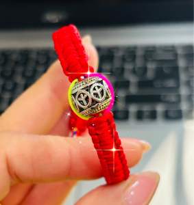 Vòng chỉ đỏ may mắn bình an mic charm khắc cây trường thọ