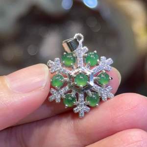 🔮天然缅甸翡翠玉吊坠 ➡️雪花❄️ (925silver银)框边+小碎钻   📌雪花寓意着纯洁与祥瑞，寓意着浪漫与天真  高: 2cm  宽: 2cm  厚度: 0.5cm  重: 3.1g