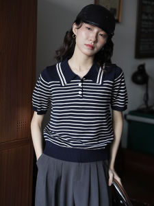 เสื้อยืดคอโปโลลายทางสีน้ำเงินเข้มแขนสั้นทรงตรงสำหรับใส่ไปทำงานในฤดูร้อน ทรงเข้ารูป เสื้อผ้าทำงานสไตล์วินเทจ