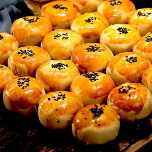 Xuemeiniang salted egg crispy 10pcs net red snack cake breakfast Snacks and pastries