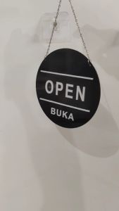 Papan Gantung Bolak Balik Buka Tutup Toko Open Close Sign Bentuk Bulat Huruf Timbul Akrilik