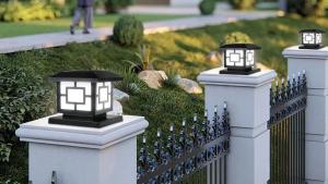 โคมไฟประดับหน้าบ้านแปลงไฟ4สีสำหรับประตูกลางแจ้งไฟรั้วกันน้ำไฟ LED พลังงานแสงอาทิตย์ไฟพร้อมรีโมทคอนโทลลานบ้านไฟตกแต่ง