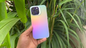 Ốp ZAGG Iridescent Anti-Microbial 14 Pro /14 Pro Max viền dẻo lưng nhám đổi màu góc nhìn