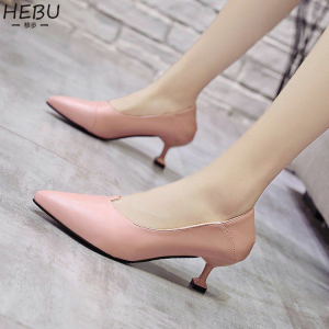 รองเท้าส้นสูงทรงหัวแหลมสำหรับสาวน้อย รองเท้าส้นกลาง 2024 ฤดูใบไม้ร่วงใหม่ รองเท้าส้นแบนแบบอเนกประสงค์ รองเท้าส้นแบนทรงหัวแหลม 6 ซม.
