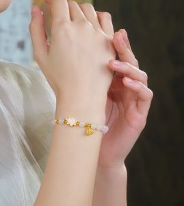 ZHOU LIU FU 周六福 สร้อยข้อมือ S925 Sterling Silver Pink Rose Quartz Beaded Bracelets Lotus Flower with Lotus Pod Charm Stretch Bracelet 17CM J1916411