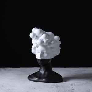 งานฝีมือเรซินสีดำและสีขาว สร้างสรรค์ โมเดลตุ๊กตาผู้หญิง ตกแต่งบ้าน โรงแรม สโมสร วัสดุเรซิน ขนาดเล็ก 10x10x30cm