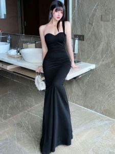 ชุดราตรีสุดหรูหราสีดำ ชุดราตรีคอวีแขนกุดเอวสูง ทรงเข้ารูป ผ้าฝ้ายโพลีเอสเตอร์ผสม ชุดราตรียาวปานกลางสำหรับผู้หญิง