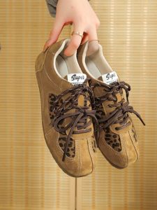 รองเท้าส้นเตี้ย Mary Janes สำหรับผู้หญิง สไตล์วินเทจ ทรงปากตื้น ดีไซน์พิเศษ รองเท้าแฟชั่นฤดูใบไม้ผลิ 2025 สำหรับเยาวชน