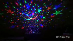 โคมไฟ LED แบบหมูนกลางคืน โคมไฟโรแมนติก ไฟหัวเตียง ลายดวงดาว แต่งสำนักงานที่บ้าน ไฟกลางคืน ไฟปาตี้ โต๊ะตกแต่งบ้าน ถูกเสริมสำหรับห้องนอน ให้คุณใช้งานในเครื่องฉายภาพท้องฟ้าเด็ด โดยสร้างผลงานที่มีความสมดุล