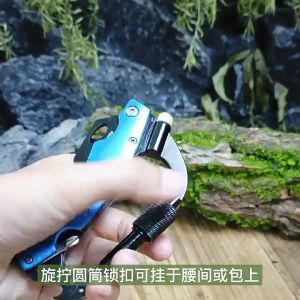 หัวเข็มขัดปีนเขาอเนกประสงค์ 8 ใน 1 D-Ring Lock Hook อุปกรณ์ปีนเขาด้วยมีดพับ ตะขอทุบที่เปิดขวดและมีดล็อคด้านข้างสำหรับกระจกรถและเครื่องมือตั้งแคมป์ อุปกรณ์เอาตัวรอดกลางแจ้งสำหรับการเดินป่าแคมป์ปิ้ง ที่เปิดขวด เบรกเกอร์หน้าต่าง LED และไขควง