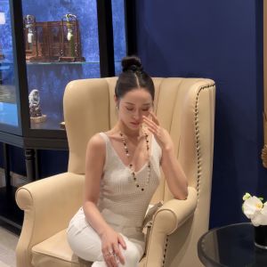 Eleanor 2023 Womens Short V-Neck Knitted Sequin Vest Bright Sparkling Top Commute Pure Color Autumn Season Regular Length