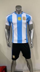 Áo Bóng Đá Argentina  Bộ quần áo bóng đá Argentina logo thêu sân nhà màu trắng xanh  chất vải thun lạnh thấm hútthoáng mát  không nhăn không xù lông A26