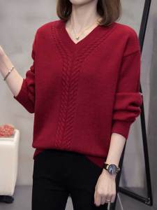 เสื้อสเวตเตอร์คอวีสีแดงนิตยืดหยุ่นสำหรับคุณแม่วัยกลางคน ทรงหลวม หนา หรูหรา ฤดูใบไม้ร่วง/ฤดูหนาว ใหม่ล่าสุด