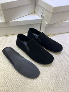 Fashionable and retro flat shoes with round toe made of soft leather easy to wear and suitable for grandma