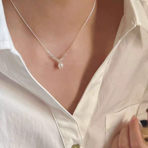 สร้อยคอไข่มุกสไตล์ฝรั่งเศสหรูหราสำหรับผู้หญิง สร้อยคอโซ่กระดูกไหปลาร้าแบบเรียบง่ายที่เข้ากันได้หลากหลาย สร้อยคอแบบติดกระดูกไหปลาร้า