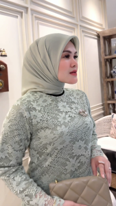 Kebaya Modern Brokat Elegan dengan Motif Floral - Warna Lilac/Abu-abu/Biru - Gaya Batik Couple