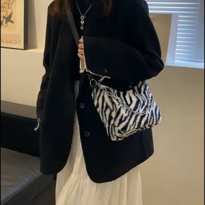 Tas Selempang Fluffy Bulu Soft Lucu Shoulder Bag Korean Style Import