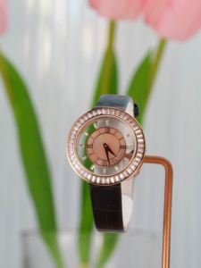 นาฬิกา CIGA Design สำหรับผู้หญิง Koleksi Sparkle นาฬิกาเควอทซ์ แนวขอบประดับอัญมณี แผ่นหน้าปัดไข่มุกที่สง่างาม สายนาฬิกาแบบหนัง ปิดล็อคทรงกลมแบบแม่เหล็กสำหรับนาฬิกาผู้หญิง