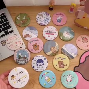 กระจกพกพา น่ารักน่าใช้ น้ำหนักเบา พกพาง่าย ลายน่ารักสดใส กระจกแบบพกพา กระจกแต่งหน้า ส่งคละสี (1 ชิ้น)