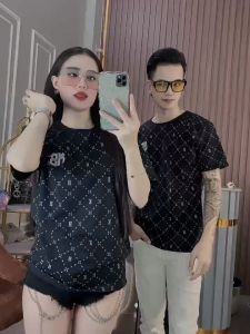 (NEW) Áo Thun Cổ Tròn Nam Nữ Phối Viền Caro Họa Tiết Chữ Mẫu Mới 2024