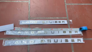 Logo chữ nổi LAND CRUISER mạ crome cao cấp dán nắp Cabo bên cửa và phía sau xe Land Cruiser