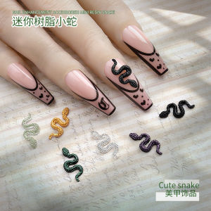 อุปกรณ์เสริมเล็บงูเรซิ่นสีสันสดใสขนาดเล็กพร้อมการออกแบบย้อนยุค 3D โลหะผสมสีดําสําหรับทุกสภาพผิว แห้งง่ายเงาถาวร