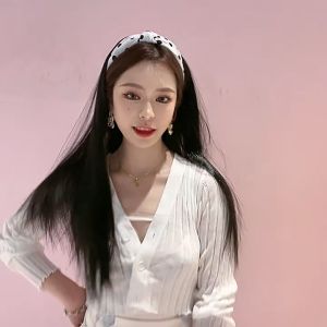 65 ซม. วิกผมหญิงจำลองแถบคาดศีรษะผมมนุษย์รูปตัวยูครชัฟมูลผมฟู, มากแค่วิกผมพร้อมหมวก และเป็นวิกที่คาดผม การใช้งานดี สะดวกสบาย สามารถหายแนวใหม่ในรูปหน้า หมายเหตุ: วิกผมผู้หญิง