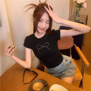 เสื้อยืดแขนสั้นทรงสลิมฟิตสำหรับผู้หญิง 2024 ฤดูร้อน ลายผีเสื้อสีดำ ผูกโบว์ ประดับเพชร แฟชั่น เสื้อตัวบนสั้น