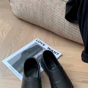 Kid Black School Shoes for Boys - Rubber Shoes 527# - Back-Facing and Side-Facing Display - Model Size: Height 182cm, Weight 78kg, Size M - Stylish Design with Various Colors - High-Quality and Detailed Information