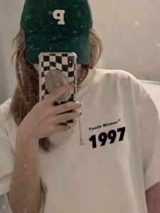 เสื้อยืดคู่รักแขนสั้นผ้าฝ้ายแท้พิมพ์ลายตัวเลขสำหรับผู้หญิง ทรงหลวม ทรงหลวม ทรงหลวม สไตล์อินส์ เทรนด์ใหม่ เสื้อผ้าทำงาน