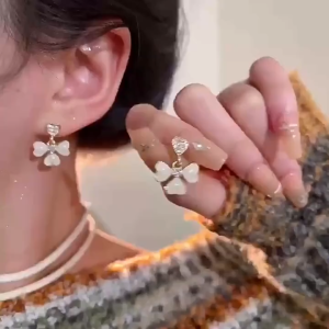 ต่างหูรูปดอกไม้สดขนาดเล็กสำหรับผู้หญิง ต่างหูพู่หรูหราระดับไฮเอนด์ เครื่องประดับแฟชั่น