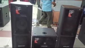 Speaker Active Passive Sound System Lapangan Double 15 Inch | DMS\\n\\n Apa itu Speaker untuk Lapangan?\\n\\n Pengertian Singkat tentang Speaker Berkualitas Tinggi\\n\\nSpeaker lapangan adalah perangkat audio yang dirancang khusus untuk menghasilkan suara yang kuat dan jelas di area terbuka atau ruang luas lainnya. Speaker berkualitas tinggi seperti DMS Active Passive Sound System dapat memberikan pengalaman mendengarkan yang luar biasa, bahkan dalam kondisi suara latar yang bising.\\n\\n Fungsi Speaker Active Passive Sound System\\n\\nDMS Active Passive Sound System memiliki beberapa fungsi penting:\\n\\n- Meningkatkan kualitas suara dan jangkauan audio di area lapangan yang luas\\n- Memastikan suara tetap jernih dan tidak terdistorsi, bahkan pada volume tinggi\\n- Dapat digunakan untuk berbagai acara, seperti konser, pesta, dan kegiatan olahraga\\n\\n Kelebihan dan Kekurangan Speaker Lapangan\\n\\nKelebihan:\\n\\n- Suara kuat dan jernih\\n- Desain yang tahan lama dan dapat menahan cuaca buruk\\n- Fleksibel dan mudah dipindahkan\\n\\nKekurangan:\\n\\n- Harga yang relatif mahal dibandingkan dengan speaker biasa\\n- Membutuhkan perawatan khusus untuk memastikan kinerja optimal\\n\\n Cara Memilih Speaker Lapangan yang Tepat\\n\\n Tips Memilih Speaker Double 15 Inch\\n\\nSpeaker double 15 inch adalah pilihan ideal untuk penggunaan lapangan karena memiliki kinerja suara yang kuat dan jernih. Beberapa faktor yang harus dipertimbangkan saat memilih speaker double 15 inch:\\n\\n- Jangkauan frekuensi: Pastikan speaker memiliki jangkauan frekuensi yang cukup luas untuk menangkap semua jenis suara\\n- Daya tahan: Pilih speaker yang dirancang untuk menahan cuaca buruk dan penggunaan intensif\\n- Portabilitas: Pilih speaker yang mudah dipindahkan dan disetel\\n\\n Faktor-Faktor yang Harus Dipertimbangkan Saat Memilih Speaker Lapangan\\n\\nSelain tips di atas, ada beberapa faktor lain yang perlu dipertimbangkan saat memilih speaker lapangan:\\n\\n- Jumlah speaker: Pastikan jumlah speaker yang Anda pilih cukup untuk mencakup seluruh area lapangan\\n- Pengaturan suara: Pilih speaker yang mudah diatur dan disesuaikan dengan kebutuhan Anda\\n- Harga: Bandingkan harga speaker dari merek-merek berbeda untuk mendapatkan penawaran terbaik\\n\\n Cara Mengatur Speaker Lapangan untuk Mendapatkan Suara Terbaik\\n\\n Cara Mengatur Speaker DMS untuk Suara yang Jernih\\n\\nUntuk mendapatkan suara yang jernih dari speaker DMS, ikuti langkah-langkah berikut:\\n\\n1. Pasang speaker di tempat yang strategis, seperti di tengah lapangan atau di samping panggung\\n2. Atur volume speaker sesuai dengan kebutuhan acara Anda\\n3. Sesuaikan pengaturan equalizer untuk mendapatkan suara yang seimbang\\n\\n Tips Mengatur Volume Speaker Lapangan\\n\\nBerikut adalah beberapa tips untuk mengatur volume speaker lapangan:\\n\\n- Mulai dengan volume rendah dan naikkan perlahan-lahan sampai Anda mendapatkan suara yang diinginkan\\n- Hindari menyetel volume terlalu tinggi, karena dapat merusak speaker dan menyebabkan suara distorsi\\n- Selalu gunakan pengaturan equalizer untuk mengoptimalkan suara\\n\\n Langkah-Langkah Mengatur Speaker Lapangan untuk Suara yang Merata\\n\\nBerikut adalah langkah-langkah untuk mengatur speaker lapangan agar suaranya merata:\\n\\n1. Pasang speaker di tempat yang strategis untuk mencapai penyebaran suara yang optimal\\n2. Atur jarak antara speaker dan penonton untuk mendapatkan penyebaran suara yang merata\\n3. Gunakan pengaturan equalizer untuk mengoptimalkan suara di seluruh area lapangan\\n\\n Cara Merawat Speaker Lapangan Agar Tetap Awet\\n\\n Cara Membersihkan Speaker Lapangan dengan Benar\\n\\nUntuk membersihkan speaker lapangan dengan benar, ikuti langkah-langkah berikut:\\n\\n1. Matikan speaker dan cabut kabel dayanya\\n2. Gunakan kain lembut dan basah untuk membersihkan permukaan speaker\\n3. Hindari menggunakan cairan pembersih yang keras atau berbahaya\\n\\n Tips Menyimpan Speaker Lapangan Agar Tetap Aman\\n\\nBerikut adalah beberapa tips untuk menyimpan speaker lapangan agar tetap aman:\\n\\n- Simpan speaker di tempat yang kering dan tidak lembab\\n- Gunakan tas pelindung untuk melindungi speaker dari kerusakan fisik\\n- Jauhkan speaker dari sinar matahari langsung atau suhu ekstrem\\n\\n Cara Mengatasi Masalah Umum pada Speaker Lapangan\\n\\nBerikut adalah beberapa cara untuk mengatasi masalah umum pada speaker lapangan:\\n\\n- Jika suara speaker terdengar distorsi, periksa pengaturan equalizer dan volume\\n- Jika speaker tidak berfungsi, pastikan kabel daya dan audio terhubung dengan benar\\n- Jika ada masalah dengan kualitas suara, periksa posisi speaker dan penyebaran suara\\n\\nDengan mengikuti tips dan langkah-langkah di atas, Anda dapat memastikan bahwa speaker lapangan Anda memberikan pengalaman mendengarkan yang luar biasa dan tahan lama. Selamat mencoba!\n}