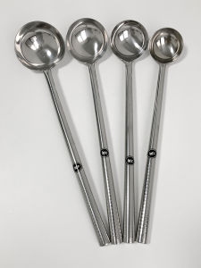 ช้อนย่างมีด้ามยาวแบบหนา 304 สแตนเลสสำหรับครัวเรือน ช้อนตักน้ำซุปขนาดเล็ก ช้อนตักอาหาร ช้อนมืออาชีพสำหรับห้องครัว