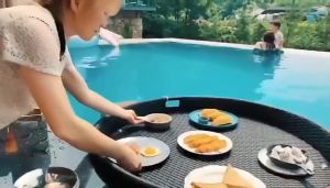 ถาดลอยน้ำ ถาดหวายลอยน้ำ ถาดหวาย ถาดอาหารลอยน้ำ ถาดเสิร์ฟอาหาร ถาดอาหารลอยสระน้ำ Floating Breakfast ทนน้ำทนแดด ถักสานด้วยหวายPE