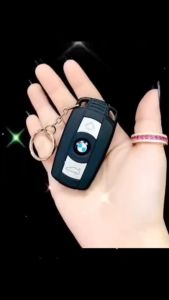 BẬT LỬA KHÈ KÈM MÓC KHOÁ XE HƠI B.M.W CÓ ĐÈN PIN