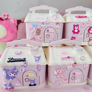 COD Sanrio labubu Celengan Melody Kuromi Cinnamorol Rumah Kecil Kotak Uang Kartun Lucu Celengan Dengan Kunci Dan Kunci Hadiah Untuk Anak-Anak & Stiker 3D+2D