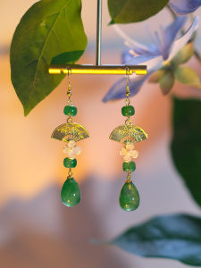Original Design Green Teardrop Earrings for Women No Piercing Required Fan Shaped Clip-On High End Feelings Fashion Jewelry