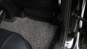 【การจัดส่งท้องถิ่น】ที่วางเท้าแบบปรับได้พร้อมแผ่นรองที่วางเท้านุ่มที่ถอดออกได้120Lbs มากที่สุดพร้อมเม็ดนวดสีดำปรับระดับความสูงได้4ระดับสำหรับรถยนต์ใต้โต๊ะบ้านรถไฟ