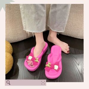 YaKo NEW รองเท้าแตะหูหนีบแฟชั่นลายใหม่สำหรับคุณสาวๆ รุ่นนี้ส้นสูง2นิ้ว หูหนีบเพิ่มความเแพงด้วยโบว์และตุ๊กตาสีทอง ทรงเสริมส้นมาให้แบบเริ่ด งานสวยราคาปังสาวๆห้ามพลาด