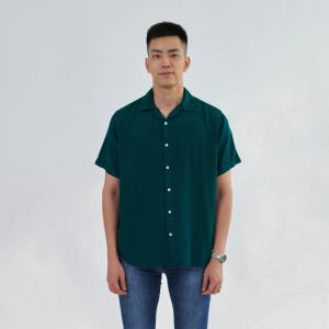 Kemeja Polos Pria Lengan Pendek Kerah Cuban Bahan Rayon Twill 30s Warna Hijau Botol