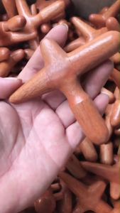 ไม้กัวซา ไม้นวด และอุปกรณ์นวด มีไม้กดจุด ไม้นวดฝ่าเท้า และอุปกรณ์ไม้นวดสปา รวมไม้กดเส้น และไม้ขูดเส้น ทำให้มีผลทำที่ดีสำหรับเกรดและผลข้างเคียง