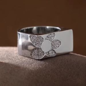 Modern Geometric-Style Copper Jewelry Ring with Flower-Shaped Inlay of Artificial Gemstones Suitable for Daily Wear and Parties
