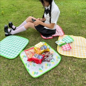 เสื่อซับหญ้าเทียมปูพื้นกันความชื้นแบบพกพาและพับได้เบาะสำหรับตั้งแคมป์นั่งแผ่นรองปิกนิกกลางแจ้ง