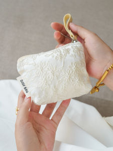 กระเป๋าใส่ AirPods ขนาดเล็กสีขาว ปักลายดอกไม้ กระเป๋าเครื่องสำอางพกพา กระเป๋าใส่เครื่องประดับ วัสดุผ้า