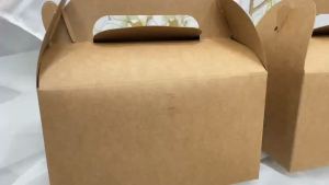 กล่องกระดาษ คราฟท์ สีน้ำตาล ใส่ขนมเค้ก ใส่ของขวัญ แบบหิ้ว ขนาด 8.2*16.2*9 ซม.