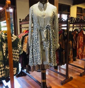 Karina Tunik Rayon by Dian Pelangi LIMITED EDITION Blouse Baju Atasan Kemeja Blus Outfit Casual Formal Kerja Kantor Pesta Pernikahan Kondangan Wanita Hijaber Cantik Anggun Modis Modern Elegan Mewah Model Korea Terbaru Motif Batik Cap Hand Made Kekinian